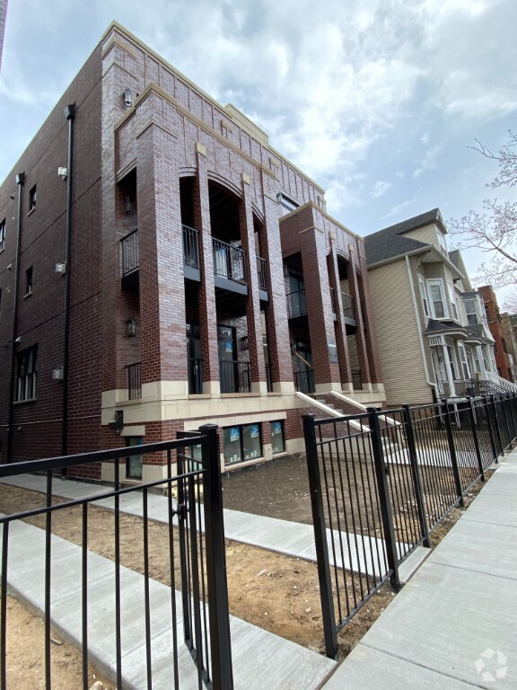 Building Photo - 3343 N Kenmore Ave