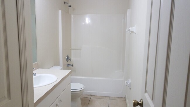 Foto del edificio - 717-719 Jenna Ave S