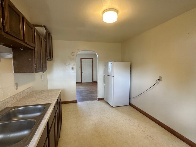 Building Photo - 2 Bedroom 1 Bathroom Duplex Available for ...