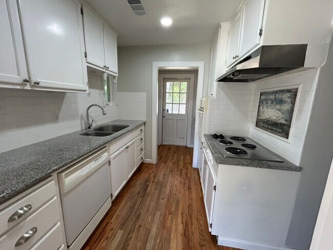 Foto del edificio - Cozy 2 Bed, 1 Bath Home Surrounded by Nature