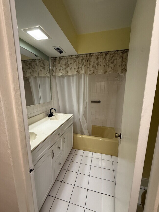 Building Photo - "Charming 2-Bedroom Oasis with 2 Full Bath...