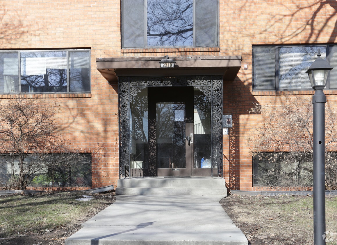 Building Photo - 2210 Pillsbury Ave S