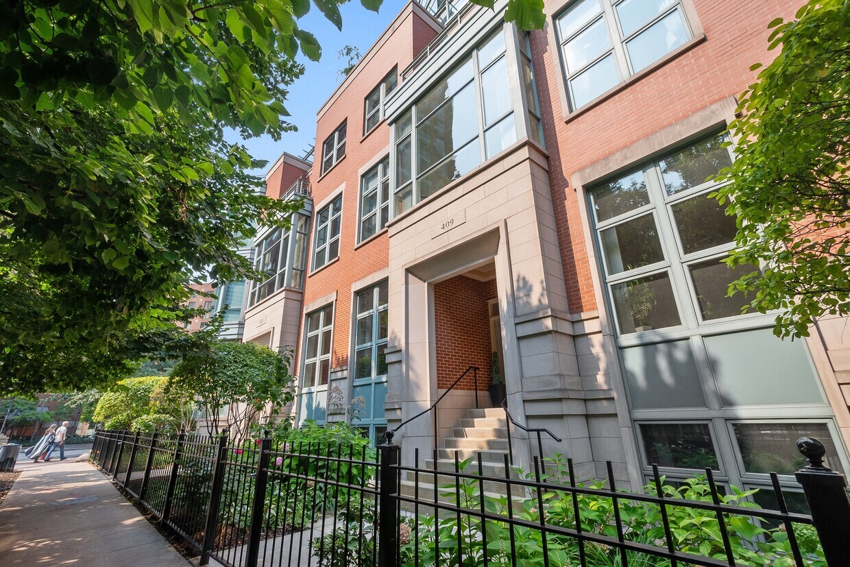 Foto principal - 409 E North Water St