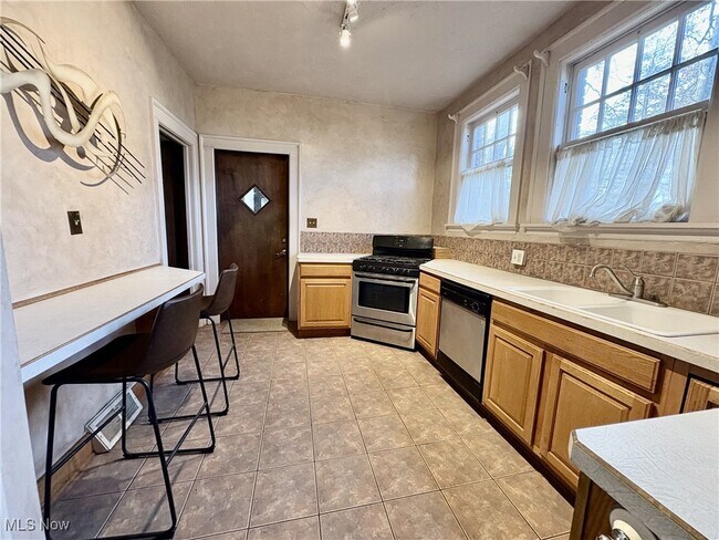 Building Photo - 607 Copley Rd