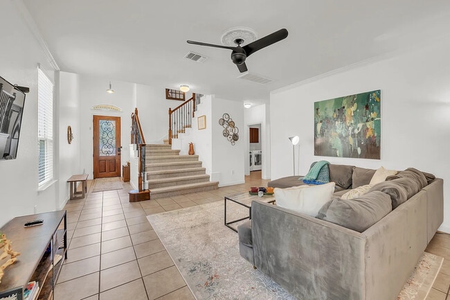 Building Photo - Room in Duplex on S Meadowlark St