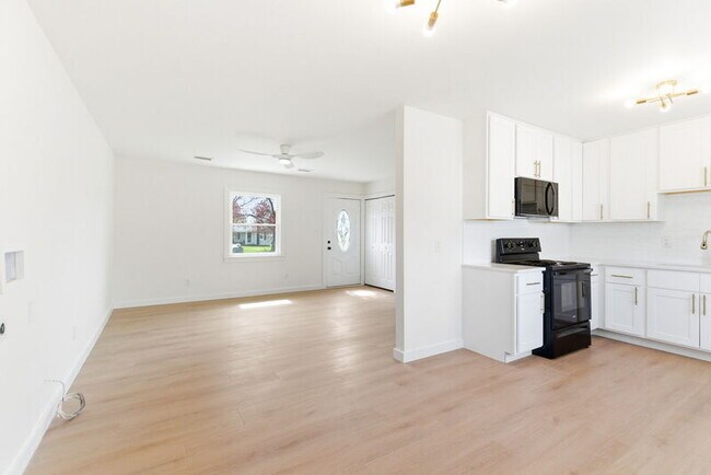 Building Photo - 159 Hazel Dr