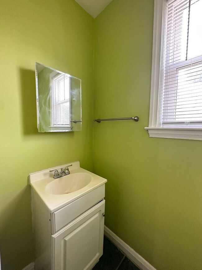 Building Photo - Cozy 3 Bedroom Townhome in Fallstaff!