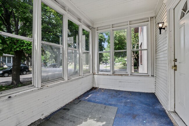 Building Photo - Great 5BD/1BA House Near U of M. Must See!...