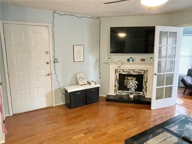 Building Photo - 514 Summit N Dr NE