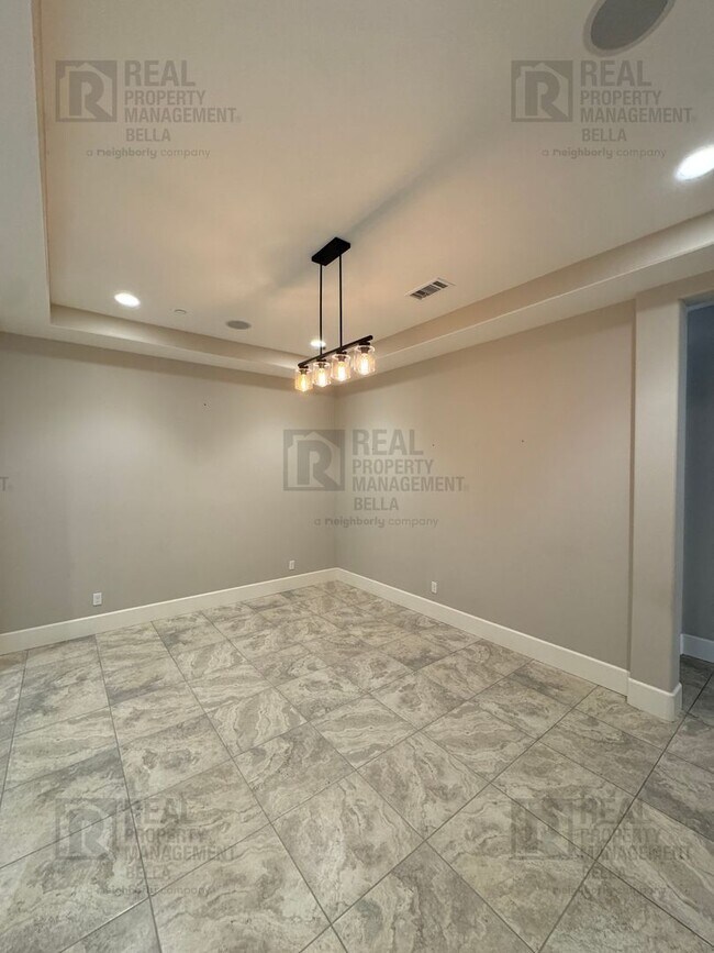 Foto del edificio - Beautiful Winchester Home with Open Floor Plan, Office & Solar