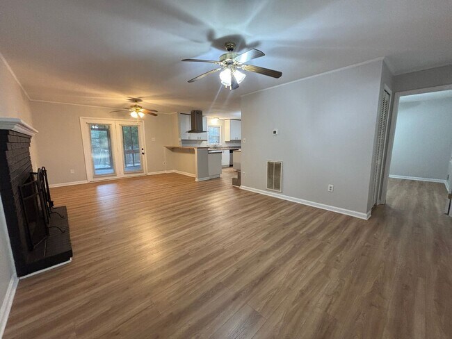 Foto del edificio - 132 Garden Springs Rd