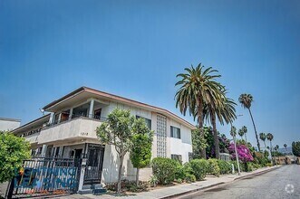 Building Photo - 1321 N Harvard Blvd