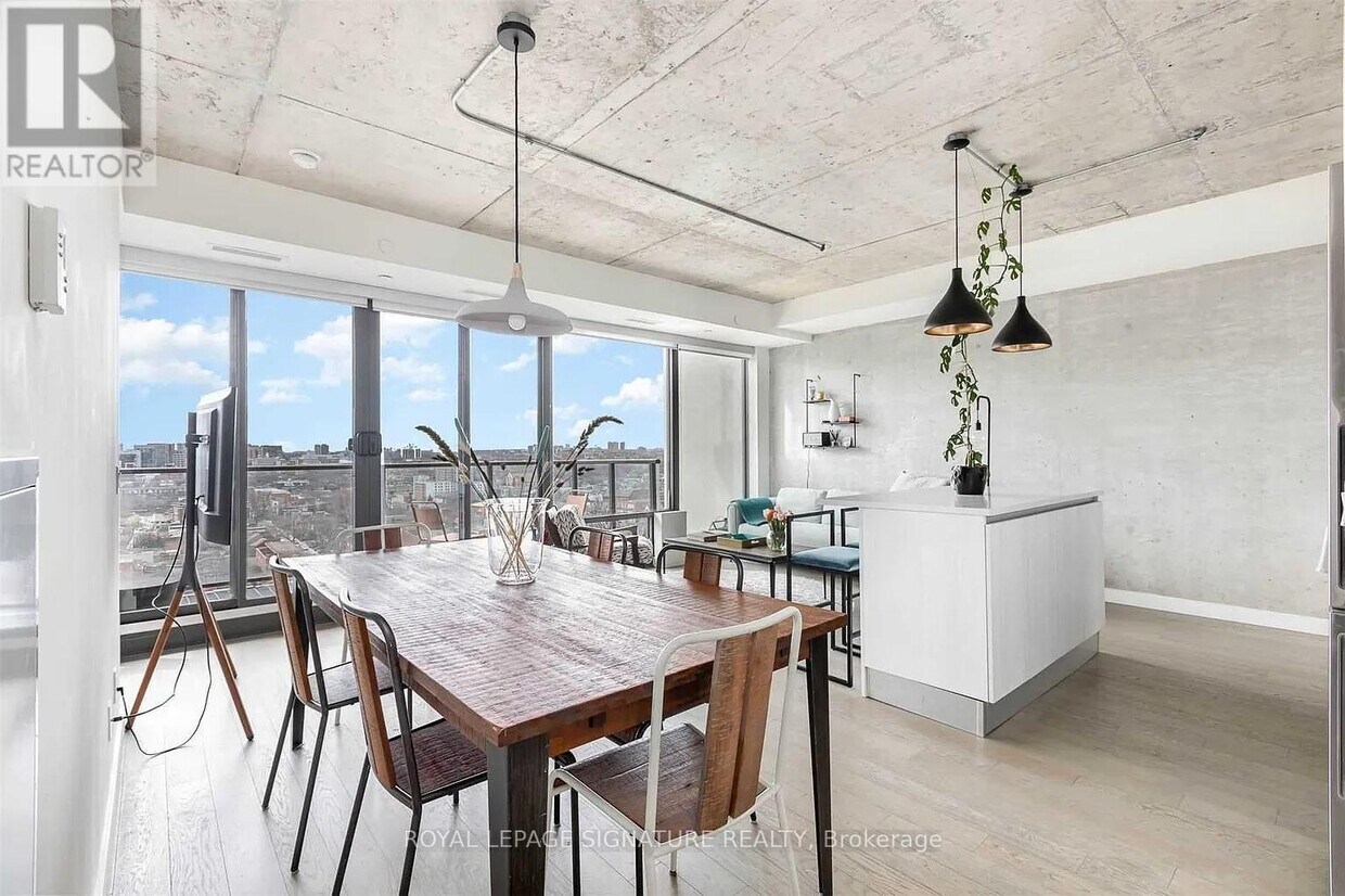 Primary Photo - 111 Bathurst St