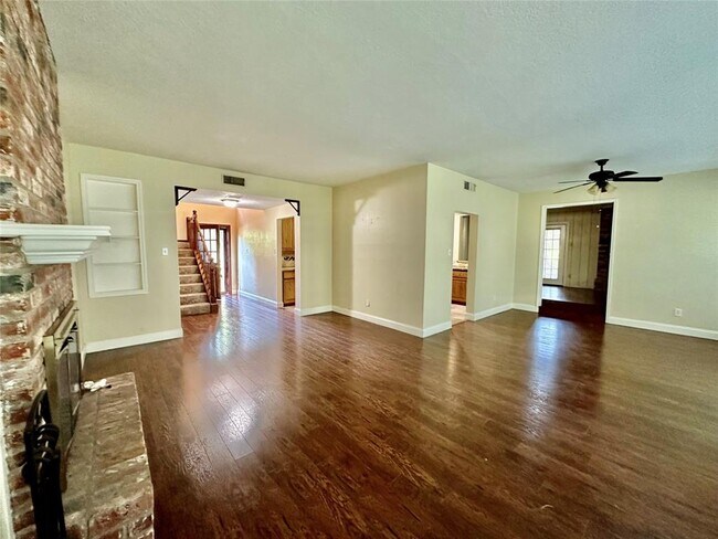 Building Photo - 401 Woodmont Dr