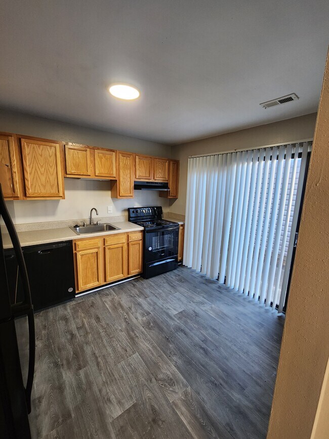 3BR, 2.5 bath- 1,675 sq ft kitchen - Willow Oaks