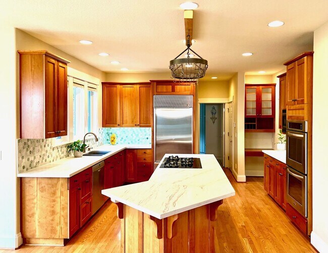 Foto del edificio - High-End Premium Forest Heights Property w...