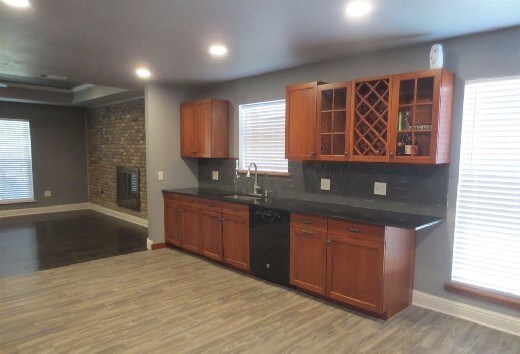 Building Photo - Country Manor Home For Rent