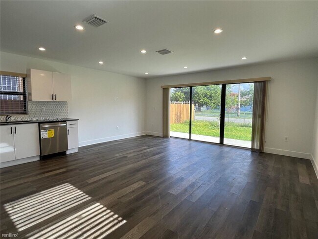 Foto del edificio - 3 br, 2 bath House - 1061 NW 31st St # 1