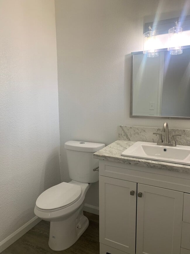 Building Photo - 2 BR 1.5 BA apartment