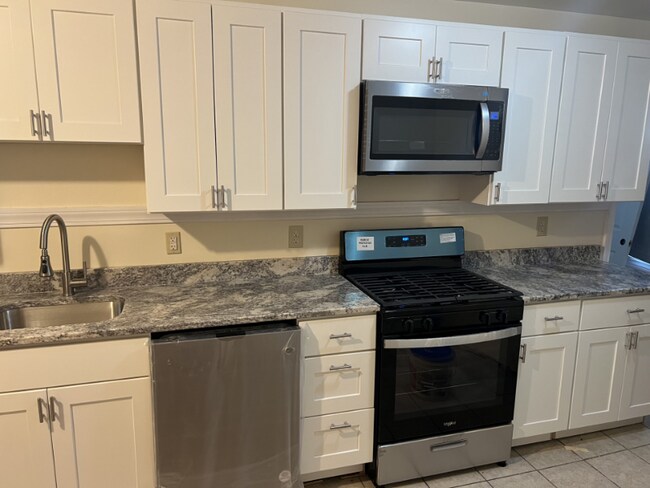 Building Photo - 107 University Ave