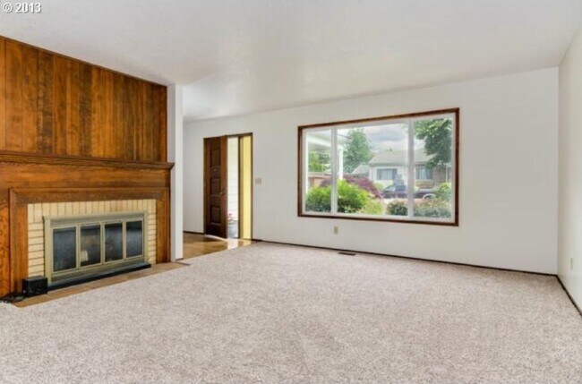 Building Photo - Southeast Splendor!  2 Bed, 1.25 Bath Hous...