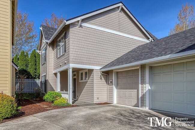 Building Photo - Pet Friendly Beautiful 3 Bed 2.5 Bath Town...