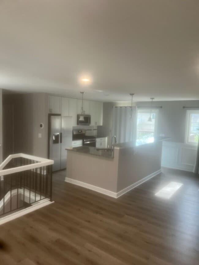 Building Photo - Modern 5 bedroom 2 bath home