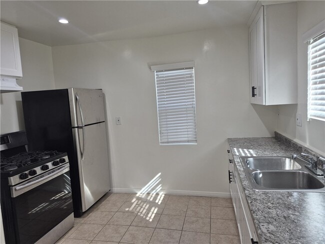 Building Photo - 716 W 75th St