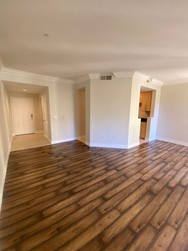 Building Photo - Gorgeous unfurnished 1 bedroom at the fabu...
