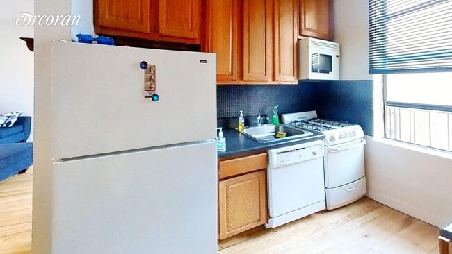 Building Photo - 28 Sickles St