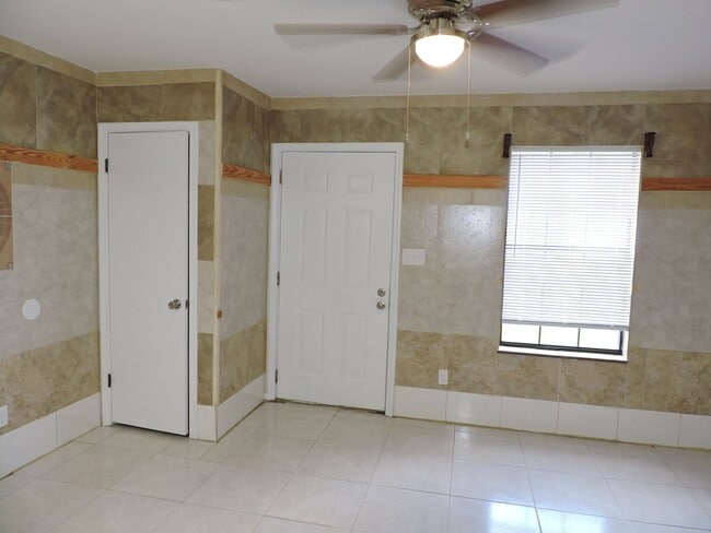 Building Photo - Convenient to interstate & shopping!