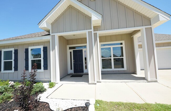 Building Photo - Spacious 5-Bedroom Home in Desirable Crest...