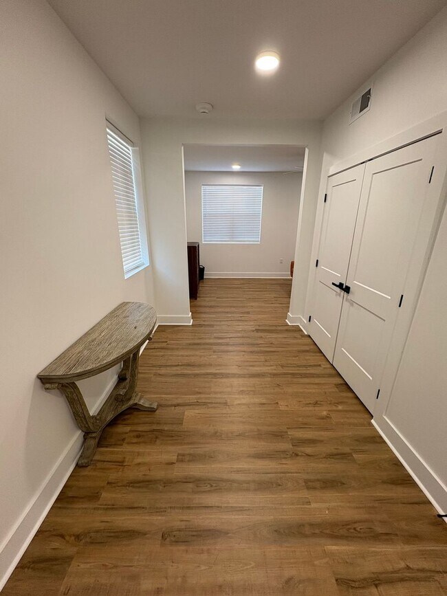 Foto del edificio - Welcome to Downtown living at its finest!