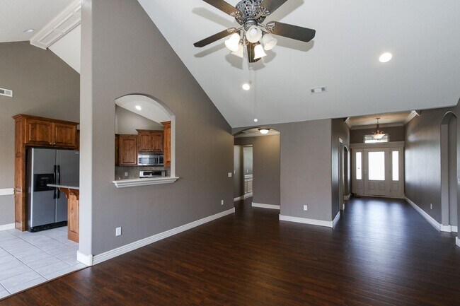 Building Photo - Gorgeous 3 Beds + 2.5 Bath Home