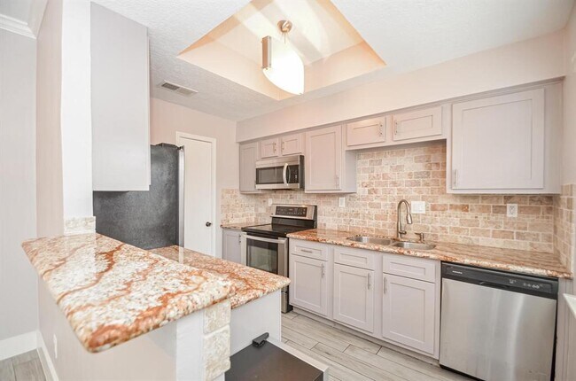 Foto del edificio - 7700 Creekbend Dr