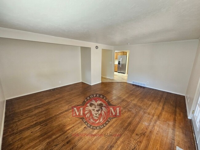 Building Photo - Spacious 5 Bd 3 Ba Home Cottonwood Heights