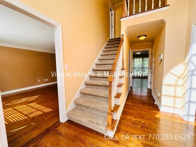 Foto del edificio - 2220 Primrose Place Ln. 6BR/3.5BA