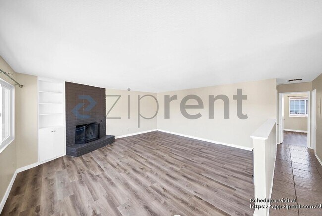 Foto del edificio - 2543 Hayes Dr