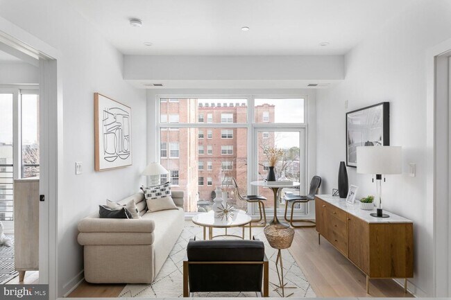 Foto del edificio - Elegant, Light-Filled 2BR/2BA with High Ceilings & Walk-In Closets