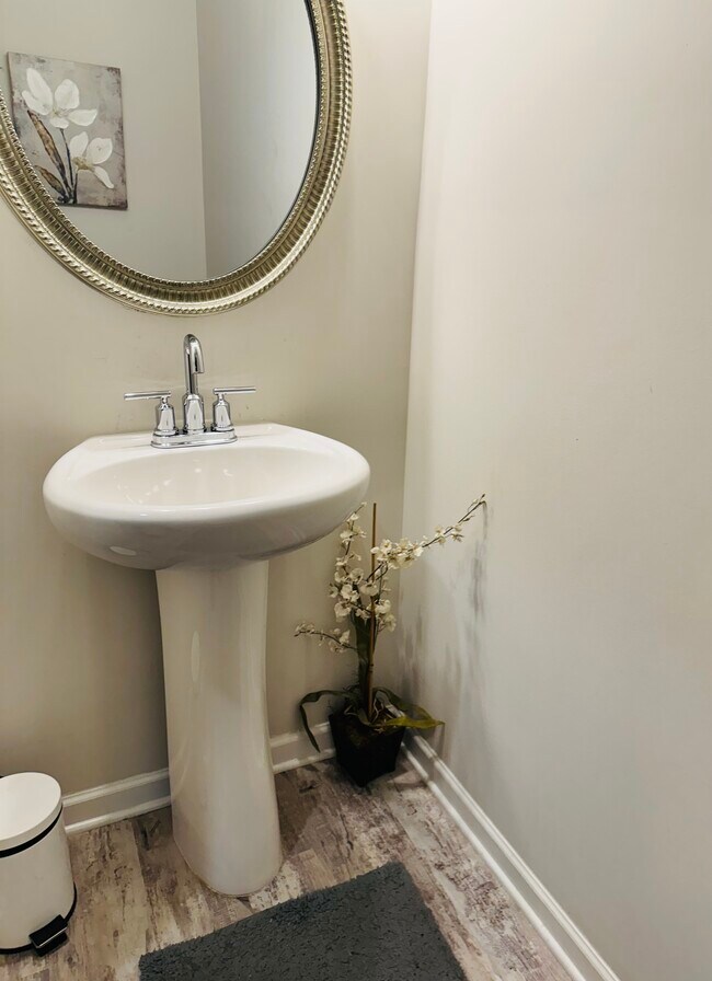 Foto del edificio - 1167 Arrowlake Rd