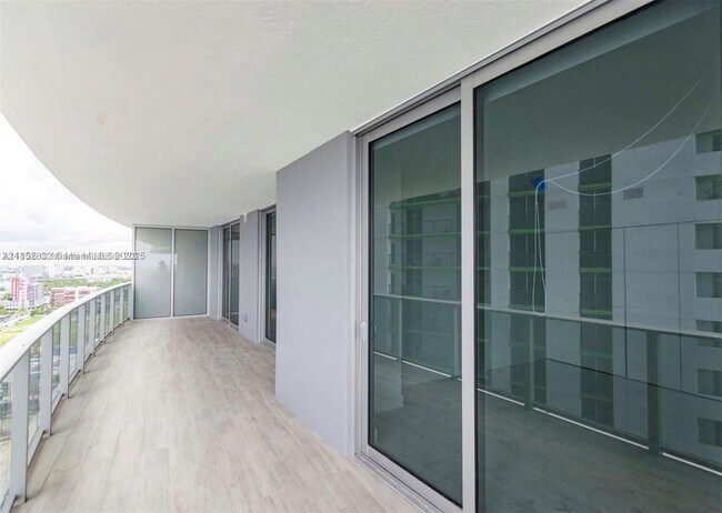 Foto del edificio - 488 NE 18th St