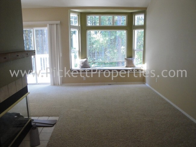 Building Photo - Beautiful 2 Bedroom Ridgetop Townhome