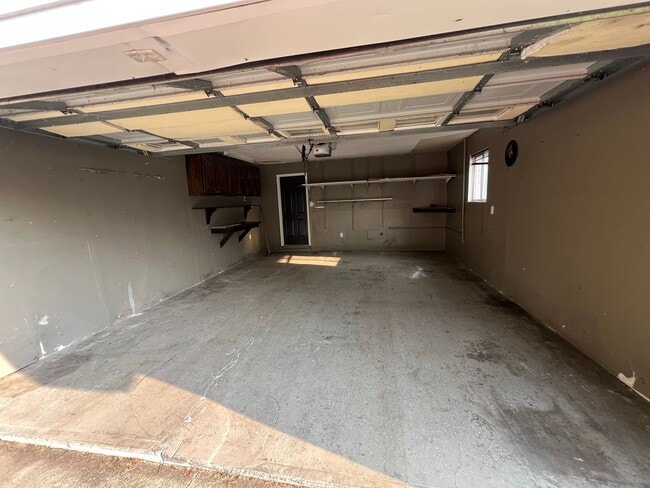 Building Photo - Move in Ready! $1,000 security deposit!