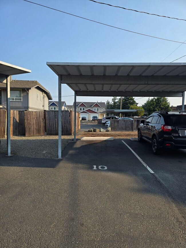 Foto del edificio - Upper Floor 2 Bedroom with Carport