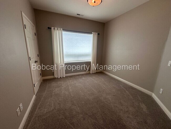 Building Photo - 877 Vista Park Dr