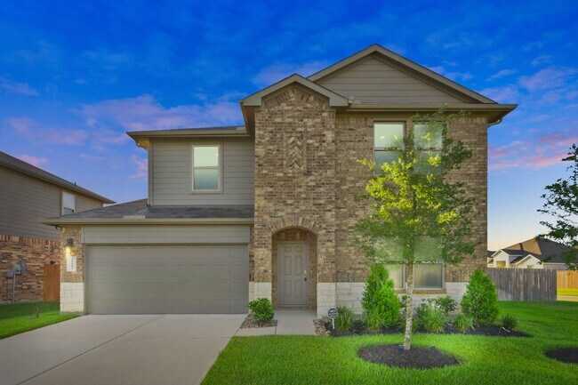Foto del edificio - Spacious 5-Bedroom Home on a Premium Corne...