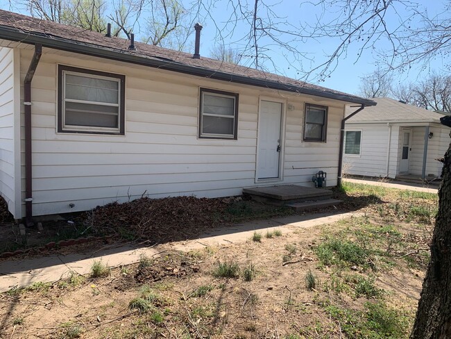 Building Photo - $1095 - 3 bedroom / 1 bathroom - Single Fa...