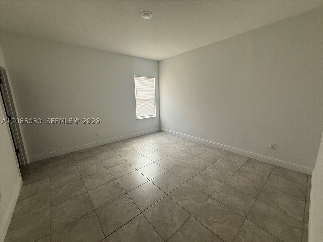 Building Photo - 404 Marion Oaks Dr