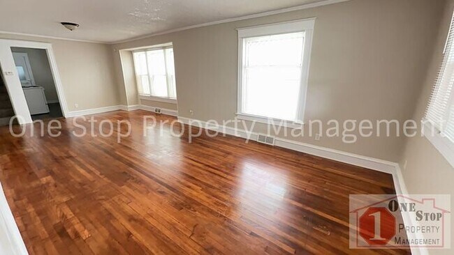 Foto del edificio - Spacious 4-Bedroom Home with Backyard & Ba...