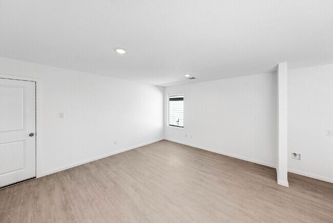 Foto del edificio - 1 MONTH FREE RENT WITH 18 - 24 MONTH LEASE!!! AVAILABLE THROUGH MARCH ONLY!